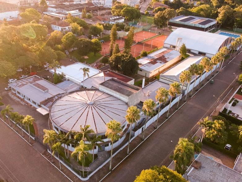 Vista aérea da Sociedade Rio Branco mostrando piscinas, quadras e áreas verdes