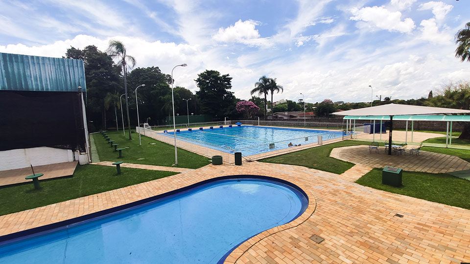 Piscina de lazer da Sociedade Rio Branco sob céu azul em dia de sol