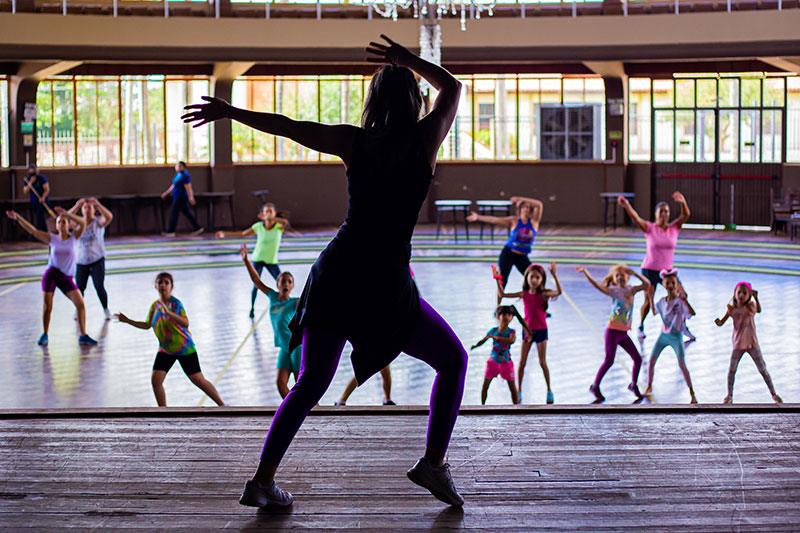 Aula de ritmos e dança na academia da Sociedade Rio Branco